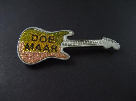 Doe Maar Nederlandse popgroep, gitaar ( geel-roze)